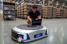 美 전자상거래 기업 뉴에그 커머스, 긱플러스 물류창고 로봇 도입