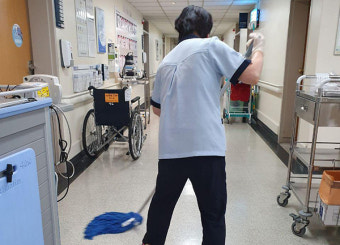 [서울대병원 청소노동자] 좁은 휴게실에 감염위험까지, 평생 일해도 최저임금 받는 '병원의 유령'