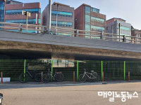 [철조망 벽에, 한쪽엔 음식물 쓰레기통] 고가도로 밑 구로구청 청소노동자 휴게소