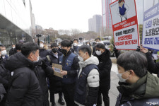 쌍용차에 출자전환, 고용안정 보장하라