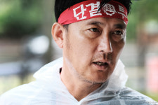 미애부거제지국통영지부 | [김형수 금속노조 거제통영고성조선하청지회장] 농성 조합원 생각에 장대비 온몸 맞아 "동료들은, 지금도 일터 떠난다"