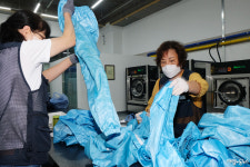 [경기도 블루밍 작업복 세탁소에 가다] 쇳가루·화학물질 찌든 작업복 맡겨 주세요