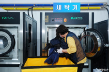[경기도 블루밍 작업복 세탁소에 가다] 쇳가루·화학물질 찌든 작업복 맡겨 주세요