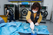 [경기도 블루밍 작업복 세탁소에 가다] 쇳가루·화학물질 찌든 작업복 맡겨 주세요