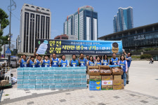 한국노총 부산지역본부, 버스·택시노동자에 얼음·간식 전달