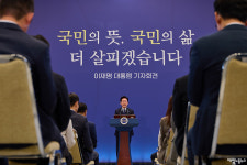 이 대통령 출국 전 