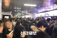 사당역 2호선 단전, 약 9분 지연 월요일 출근길 혼잡 초래