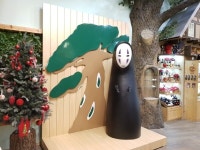 롯데월드몰 도토리숲에 1.9m 가오나시 조형물 설치