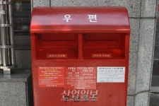 [첨단기술로 인해 사라지고 있는 것들 ③] 느림의 미학으로 사라짐을 견디고 있는 너, 빨간우체통