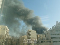 [1보] 은평구 대조동 KT 은평지점 맞은편 모델하우스 화재, 주민 긴급대피