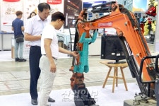 [포토뉴스] 한국 중장비 부품 및 어태치먼트 전시회, 건설기계 중장비 시장 활성화 ‘지원’