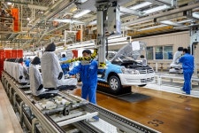 전세계 자동차 공장, 기계 소리가 들리기 시작했다