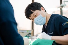 충치 등 치과 질환 치료, 자연치아 살리기 위한 방법 고려해야