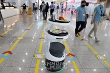 [포토뉴스] 서울푸드 2021 전시장 누비는 로봇, 알고 보니 서빙 중