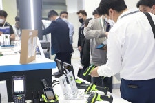[스마트팩토리·오토메이션월드] ‘휴대용 스캐너’ 살펴보는 참관객