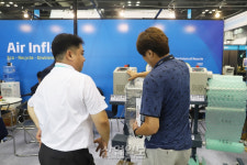 [포토뉴스]택배 지키는 ‘완충재’ 제조기