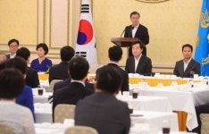 반찬투정 논란 박용진 감싼 文 대통령…역설적인 표현 여유있게 봤으면