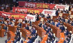 민주당 자유한국당 현수막 시위 국회법 저촉…국회의장 경고해야