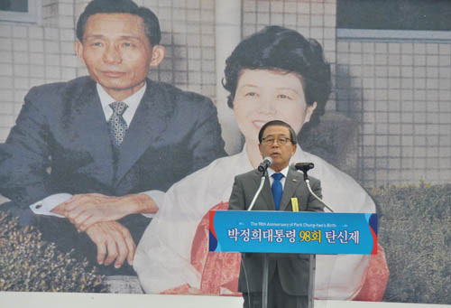 혈세 887억 들인 '박정희 우상화', 그 참혹한 종착역