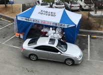 차 탄채 코로나19 검진…드라이브 스루 선별진료소 화제
