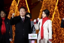 이태원 49재 불참 尹 부부, 아크로비스타엔 떡 돌렸다