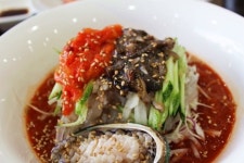 시원한 해안 도시 속초, 물회 맛집 에서 더위를...