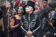 007 스펙터 오프닝 장식한, 멕시코 죽은 자들의 날 축제