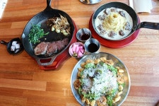 전주 한옥마을에 매화가 활짝, 숨은 명소와 맛집