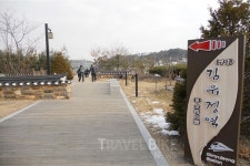 옛 김유정역, 첫 웨딩마치 울린다