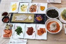 강릉여행 갈만한 곳, 미술관에서 자고 주문진 맛집에서 대게 먹자