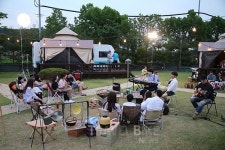 로맨틱한 여름밤, 글램핑과 어쿠스틱 콘서트를 한번에