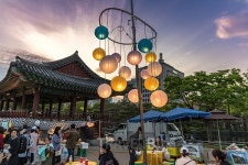 전통한옥에서 벌어지는 한여름 밤의 꿈같은 산책