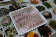 여수 밤바다의 낭만, 이제 여수구항에서! 로컬 맛집은 돌산용궁횟집