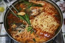 여수 밤바다의 낭만, 이제 여수구항에서! 로컬 맛집은 돌산용궁횟집