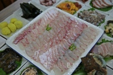 가을 정취 물씬 여수 여행 즐거움 더해주는 맛집 투어, 여수 돌산용궁횟집