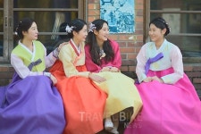 봄맞이 고궁나들이 테마한복 전통한복 어떻게 다를까?