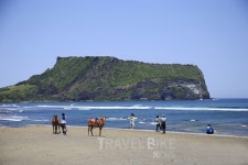 제주도 최고 명소 성산일출봉과 해물 요리 선보이는 맛집
