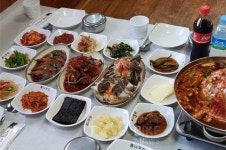 충남 태안 안면도 맛집의 아이콘 백년가게 선정된 딴뚝통나무집식당