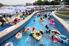 부담 없이 떠나는 피서 우리에게는 한강수영장이 있잖아