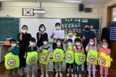 어린이 안전보호...부산 사상구 삼락동, 초등 저학년 위한 가방덮개 전달