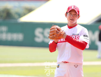 첫 PS, 첫 GG... 3할 유격수 박성한의 두 마리 토끼 사냥