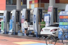 기름값 내림세 지속…1500원대 휘발유, 6주 연속 하락 