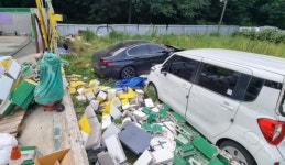주유소로 갑작스런 차량 돌진…기름 넣던 70대 중상