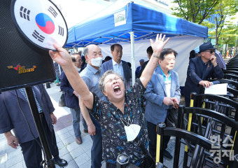 [포토] 광복회관 앞 이념 충돌