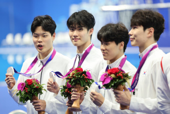 [아시안게임] 황선우, 남자 계영 400m 銀… 메달 6개로 유종의 미