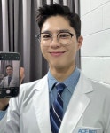 연구원으로 변신한 인기 배우의 훈훈한 미소 공개