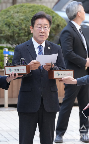 [포토] 총선 전날 대장동 재판...시계 보는 이재명 대표