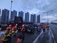 부산 동서고가도로 트레일러 빗길 사고... 출근길 극심 정체