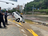 평택시, 푹 꺼진 도로에 처박힌 승용차...원인은 수도관 파열