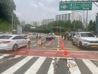 평택시, 푹 꺼진 도로에 처박힌 승용차...원인은 수도관 파열